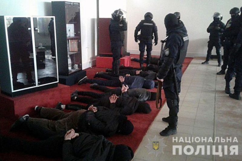 Полтавщина: Поліцейські спецпризначенці поклали «обличчям у підлогу» майже два десятки молодиків, які захопили приміщення колишнього магазину