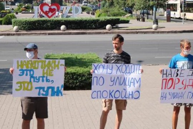 Под мэрией в Запорожье прошел митинг против наливаек