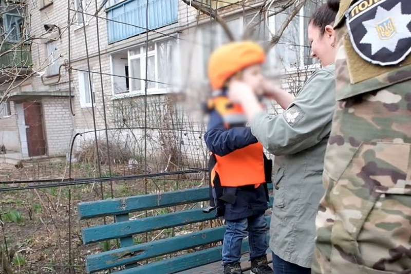Жители Авдеевки прячут своих детей от насильственной эвакуации вглубь Украины