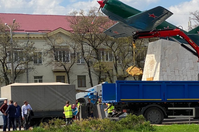 В Запорожье снесли памятник советским лётчикам