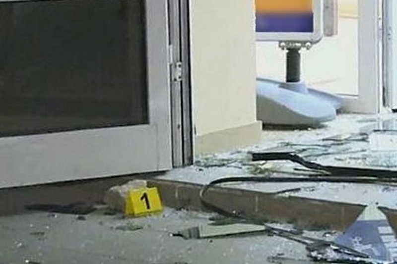 Ночью в центре Днепра разбили двери отделения «Альфа-Банка»