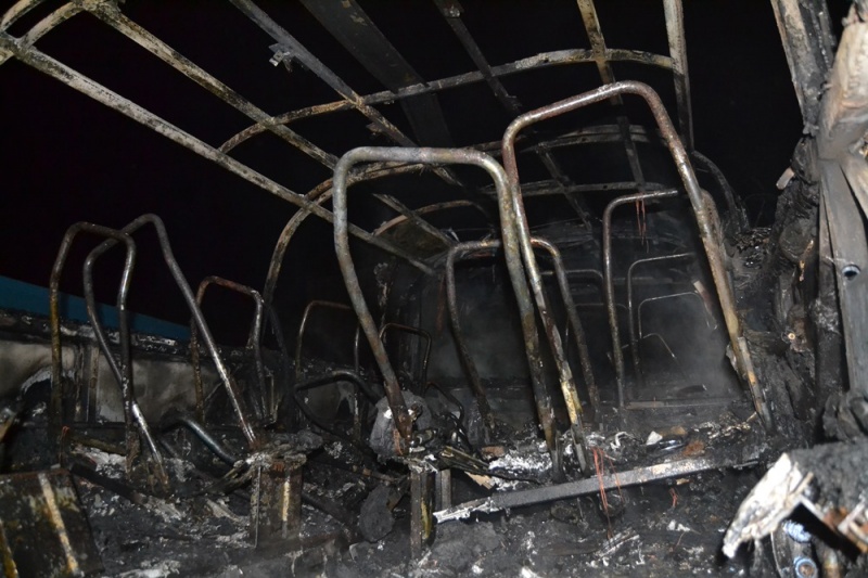 Від ЛАЗа залишився обгорілий каркас: в пожежі автобуса є постраждалі