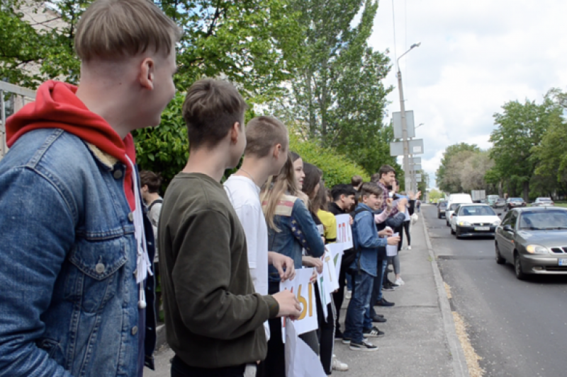 Дети травмируются и гибнут на дорогах: запорожские школьники вышли на митинг