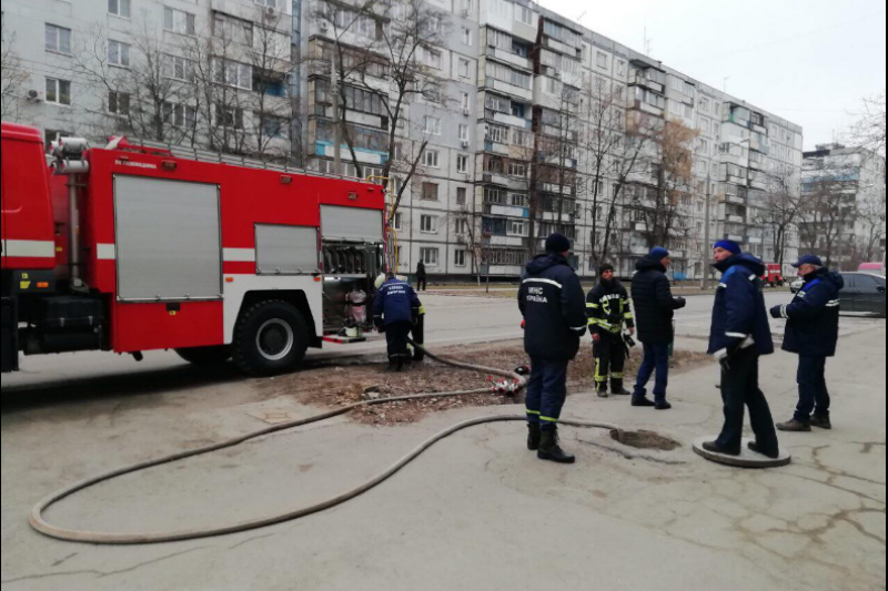 Через пожежу на теплотрасі у Запоріжжі евакуювали школярів
