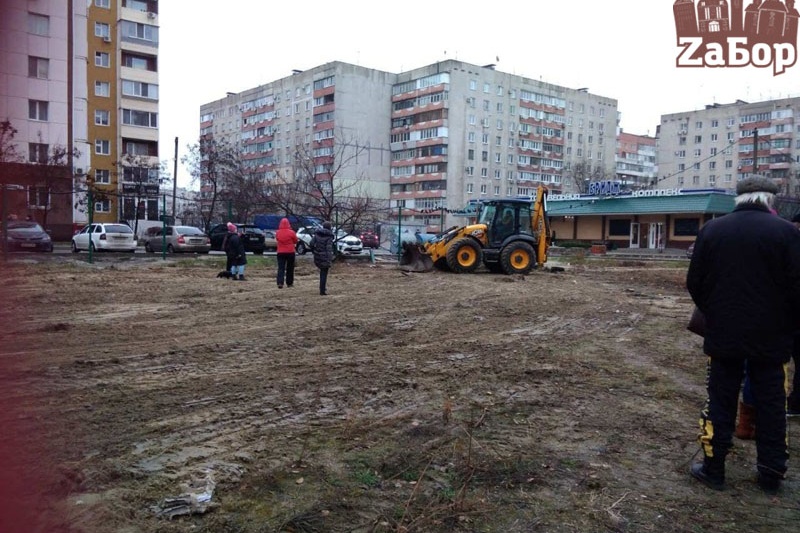 В Запорожье местные жители заблокировали технику, которая приехала строить парковку и снесла два дерева