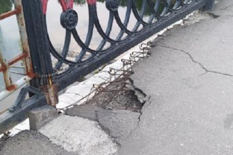 Харьковский мост в Сумах продолжает разваливаться