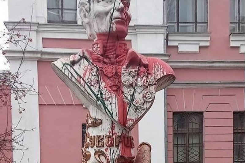 В Николаеве памятник Суворову нацисты обмазали краской