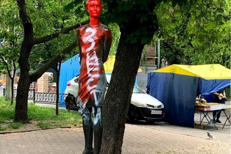 В Киеве нацистские вандалы облили краской памятник Зое Космодемьянской