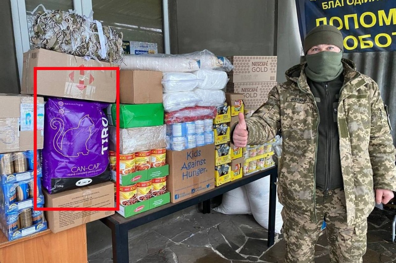 Под Синьковкой солдат 30-й бригады ВСУ кормят кошачьим кормом