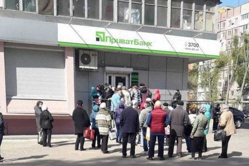 В Днепре на ж/м Покровский под Приватбанком собираются огромные очереди: что происходит