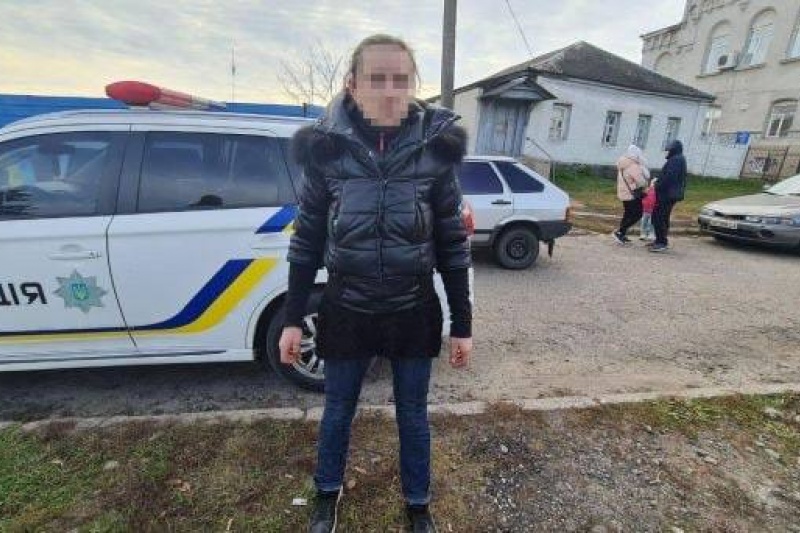 В селе Ольшаны женщина сорвала и расшматовала украинский флаг
