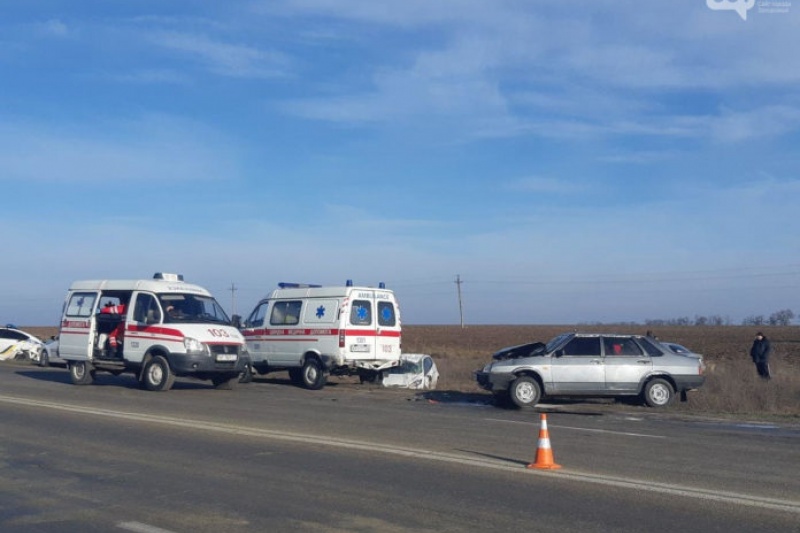 На трассе в Запорожской области произошло массовое ДТП с участием полицейской машины