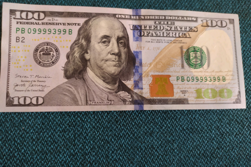 В Запорожье в обороте обнаружены фальшивые доллары и гривны