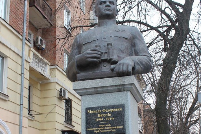 Пам’ятник Ватутіну вимагають «цивілізовано» демонтувати