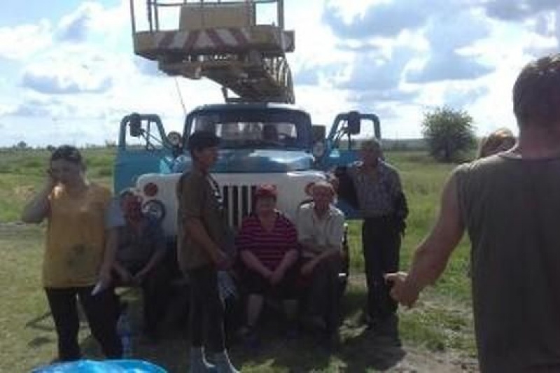 До чего людей довели: в Мелитопольском районе заблокировали бригаду РЭС