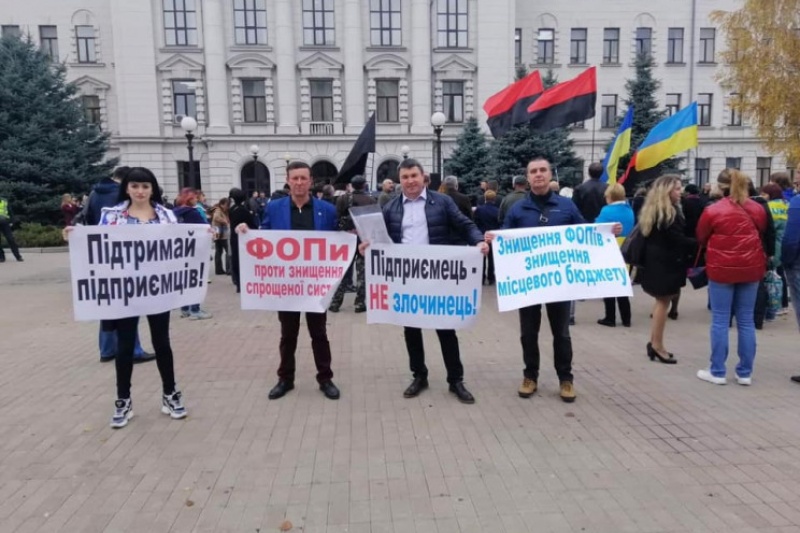 У центрі Дніпра відбувся подвійний мітинг проти ініціатив Зеленського