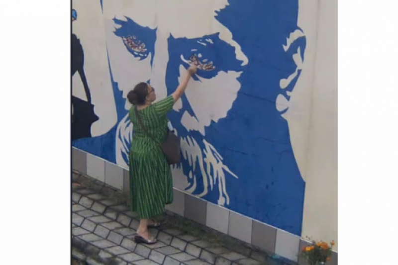 З’явилося фото жінки, яка спаплюжила графіті Шевченка у Кременчуці