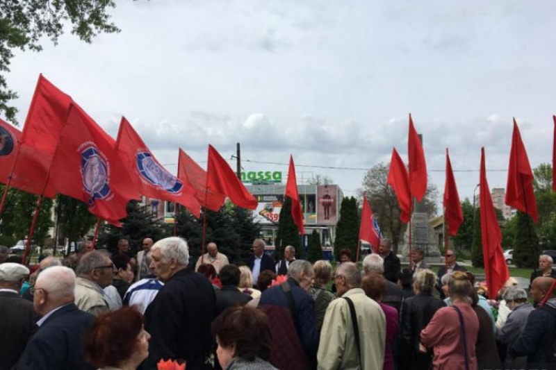 В Запорожье десятки граждан вышли на митинг с красными флагами