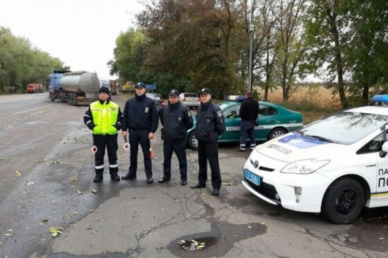 У Кременчузі поліцейські обікрали перехожого і викинули за містом