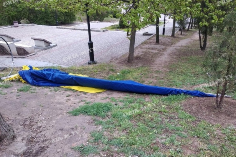 В Мелитополе ветер снес часть конструкции флагштока с флагом