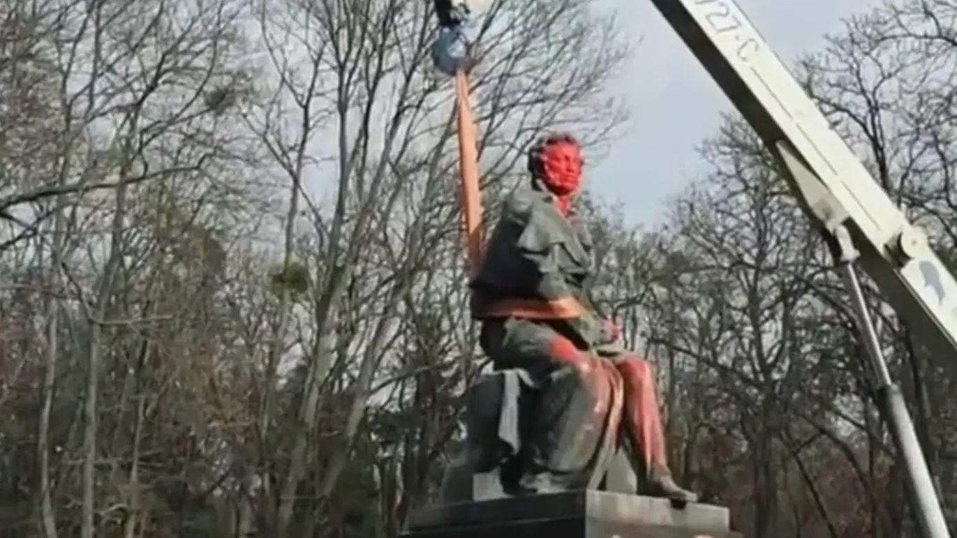 В Киеве снесли самый красивый в Украине памятник Пушкину