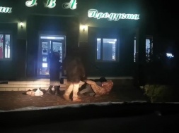 На видео попал момент, как в Дрогобыче военкоматчики насильно мобилизуют прохожего