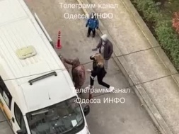 В Одессе женщина отбила мужа у военкомов, когда те запихивали его в карету «скорой»