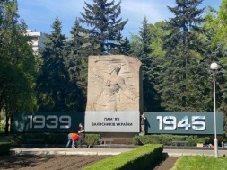 В Запорожье украинская власть изуродовала легендарный памятник «Комбату»