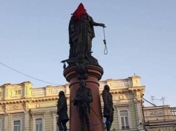 Одесса. Очередное издевательство нациков над памятником Отцам Основателям города