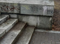 В Запорожье вандалы изуродовали мемориал «Скорбящая мать»