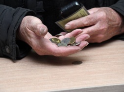 В Херсоне ТЦКашники с Западной Украины платят пенсионерам деньги, чтобы они сдавали «ухилянтов»