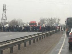 Мітингувальники, які перекривали трасу Київ-Харків на Полтавщині, оголосили вимоги та не збираються відступати