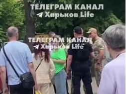 В Харькове ВСУшник жестоко избил мужчину на глазах у полиции