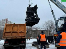 В Киеве снесли надгробие на могиле экипажа бронепоезда «Таращанец»