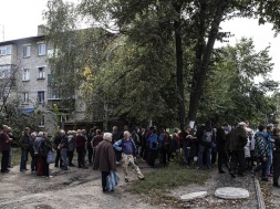 Украинская власть насильно эвакуирует мирных, а потом оставляет их без средств к существованию