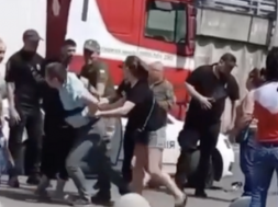 В Киеве ТЦКашники ударили женщину из тех, что вытаскивали мужика из их машины