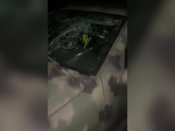 В Киеве неизвестные разбили машину с военными номерами