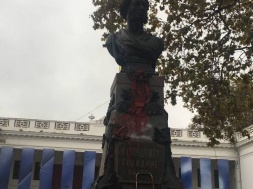 В Одессе вандалы облили красной краской памятник Пушкину