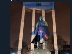 Львов. Памятник Бандере подсветили цветами израильского флага типа в знак солидарности