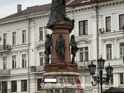 В Одессе начали преследовать мэра Труханова и продолжили издеваться над монументом Екатерине Великой