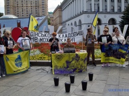 В Киеве прошёл митинг родственников азовцев за расширение кладбищ