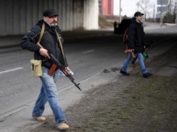Не совсем понятно, на что рассчитывали власти Киева, хаотично раздавая огнестрельное оружие гражданам?