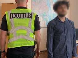 В Киеве задержан парень, который развесил флажки СССР на заборе гимназии
