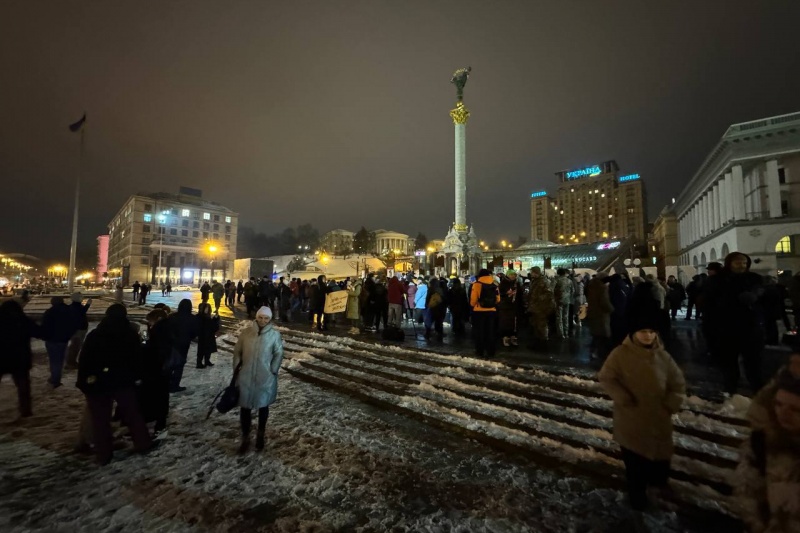 В Киеве на майдан Незалежности после отставки Залужного стянулось несколько десятков людей. Быть ли третьему майдану?