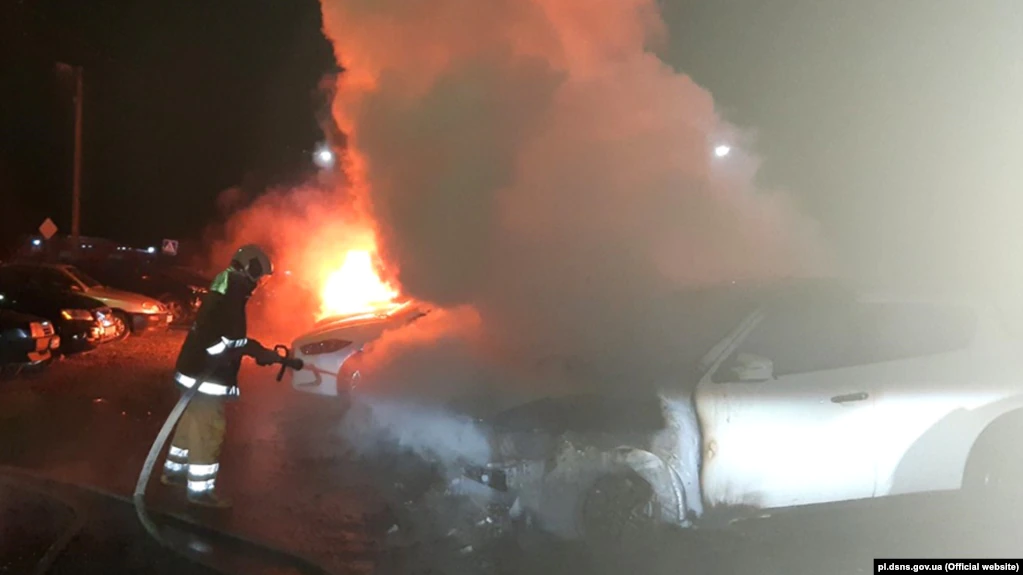 Полтава: поліція розслідує пожежу, яка пошкодила шість автомобілів