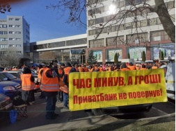 Табуретки и одеяла: в Днепре протестующие надолго обосновались под Приватбанком