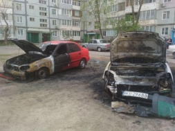 У Запоріжжі вщент згоріли дві автівки