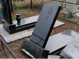 Вандалы разбили 14 памятников на кладбище в Запорожской области: комментарий полиции