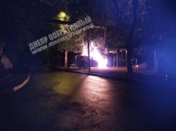 В Днепре на проспекте Поля неизвестные подожгли автомобиль Toyota RAV4