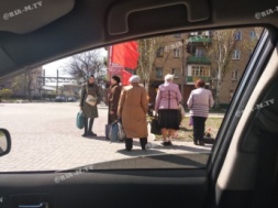 В Мелитополе коммунисты вышли на улицу с красными флагами